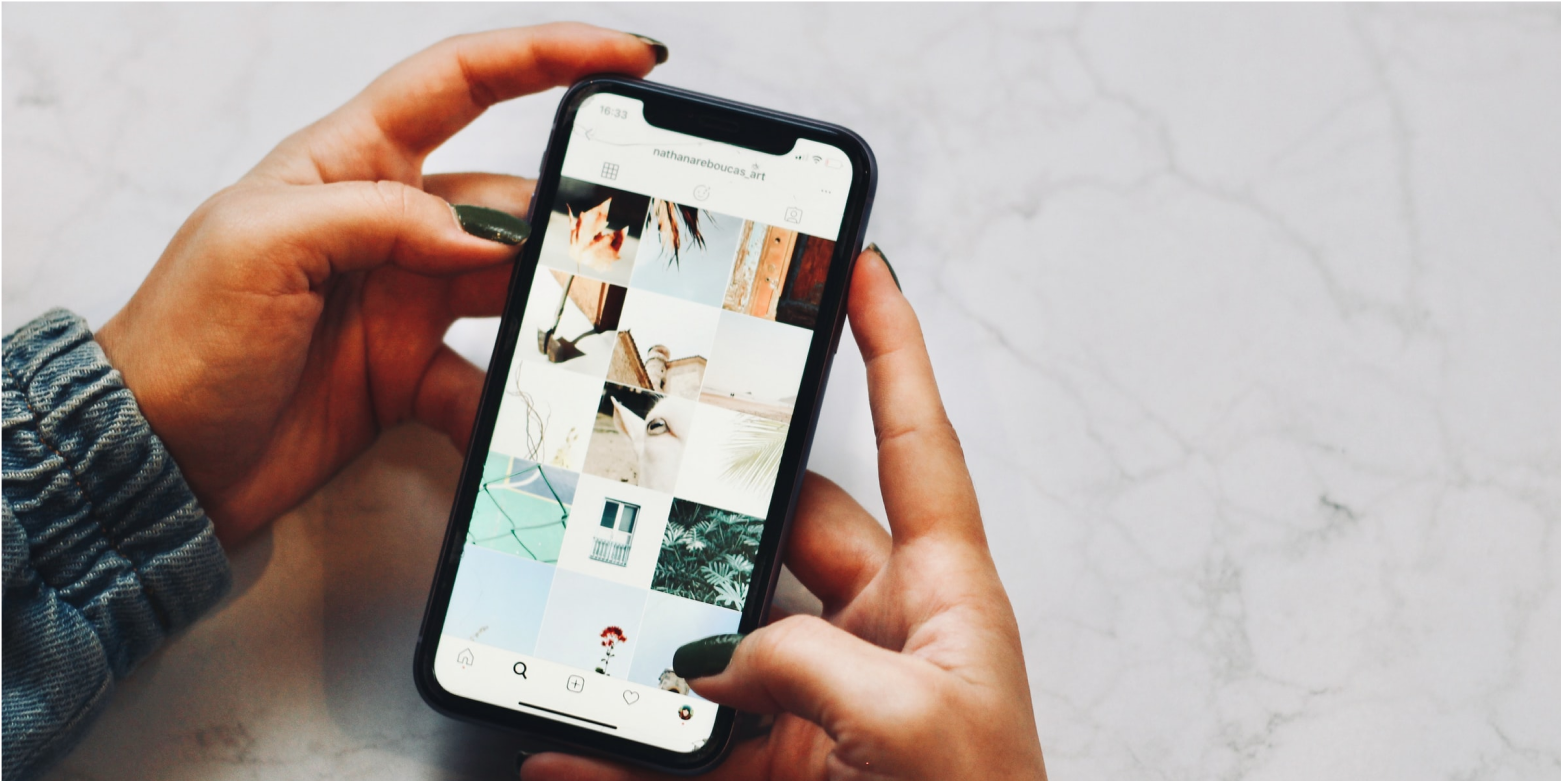 Mains utilisant un smartphone